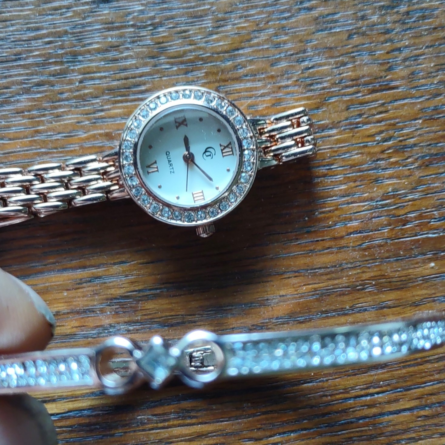 Women’s Quartz Dress Watch Rose Gold Tone Crystal Bezel Roman White Dial