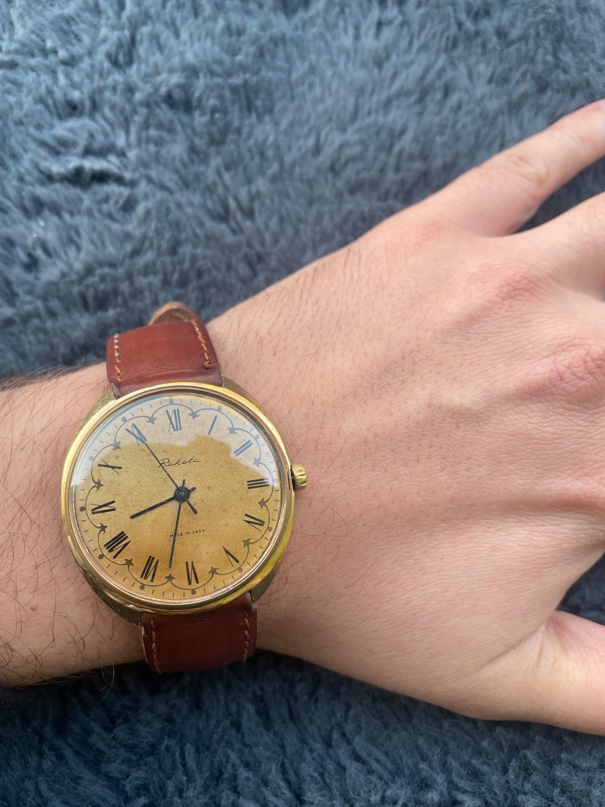 Raketa “Serpentine” Golden Dial – USSR Vintage 39mm – Cal. 2609