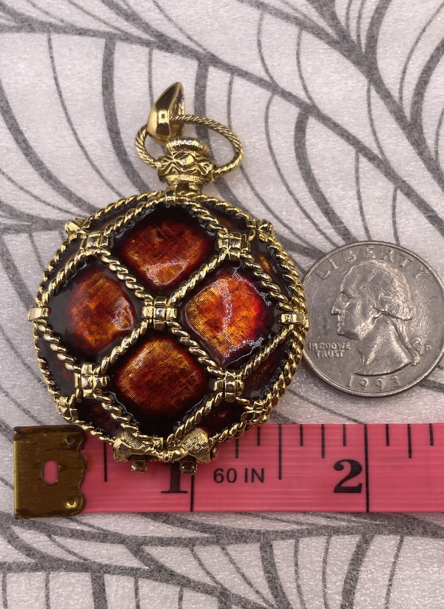 Vintage Ladies Gold Tone Lip Balm Hinged Pocket Watch Compact Jewelry Pendant