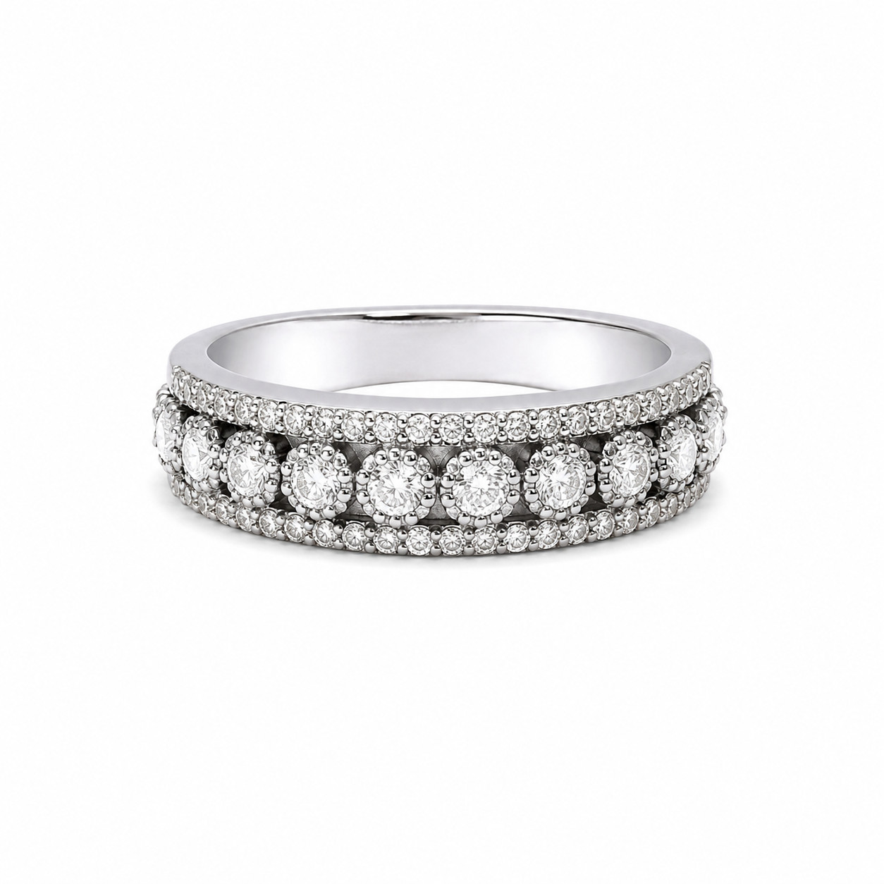 Anillo de oro blanco de 14K (5 g), diseñado con 9 diamantes en línea.