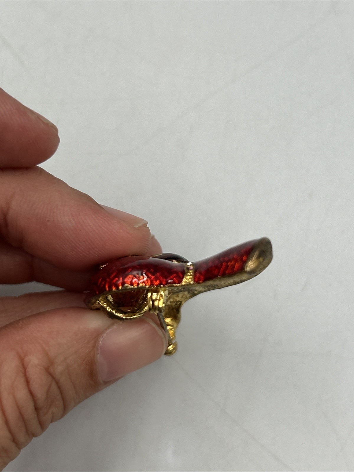 Red Hat Society, pin or pendant Purple Bow, gold tone 2″