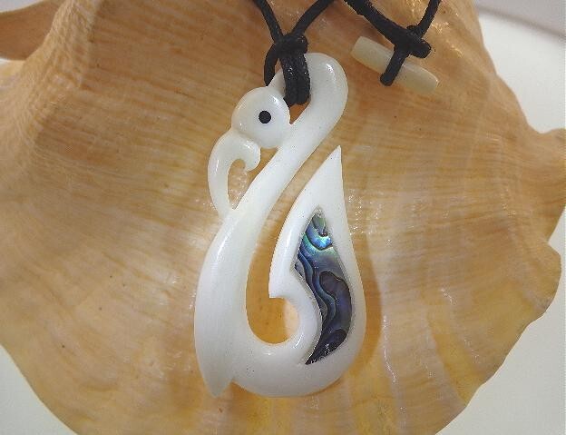 27MM HAND-CARVED MAORI MANAIA WATER BUFFALO BONE PAUA ABALONE FISH HOOK NECKLACE