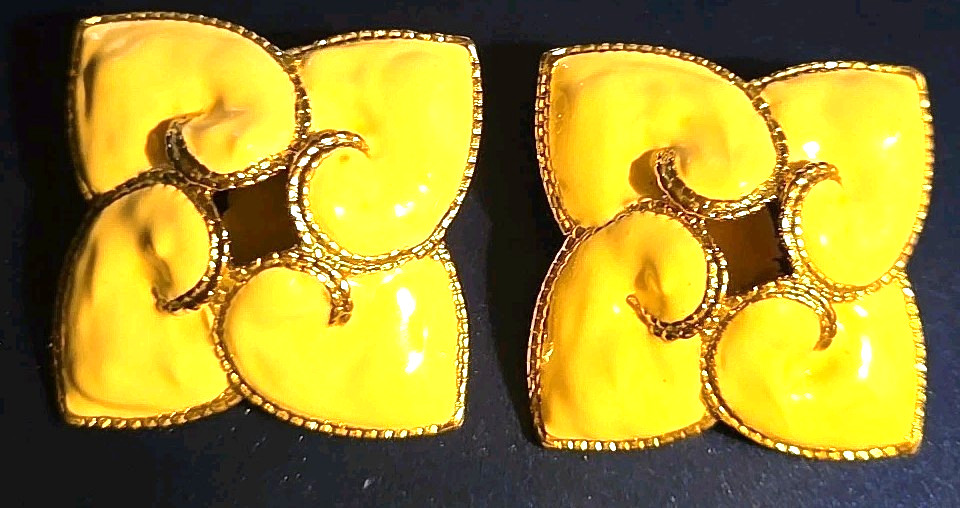 Vintage Don-Lin Clip On Enamel Earrings Cream Beige Gold Tone 1980s MCM