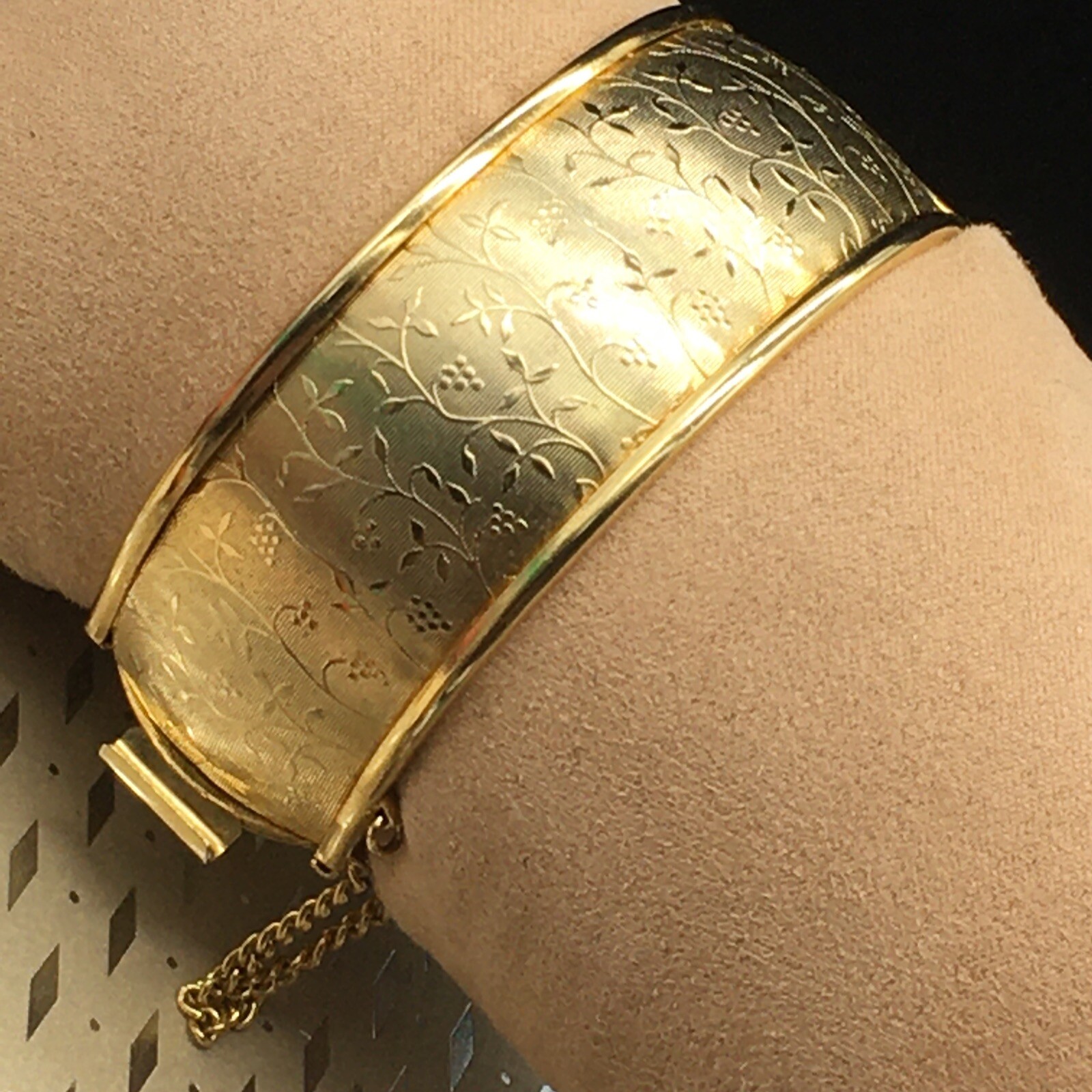 Floral Pattern Bangle Bracelet with Safety Chain Gold Tone Chinoiserie Embossing