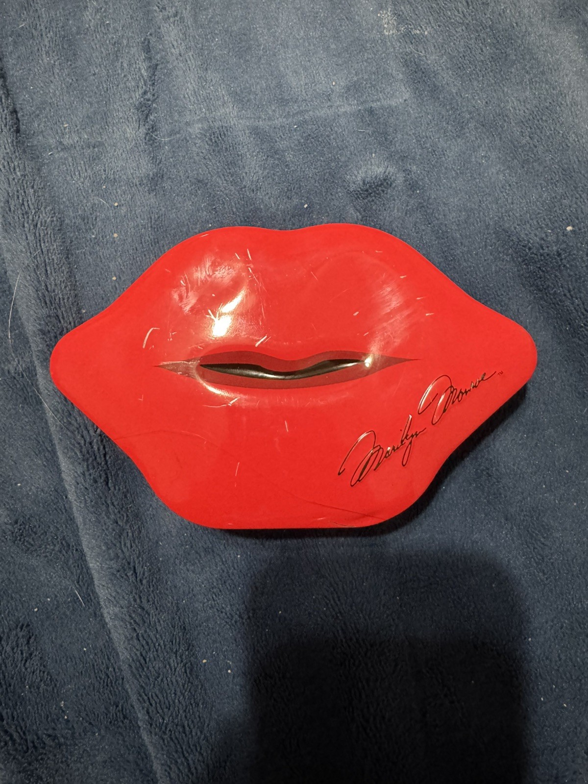 NIB AVON Women’s Marilyn Monroe Watch in Lips Shaped Red Tin Box