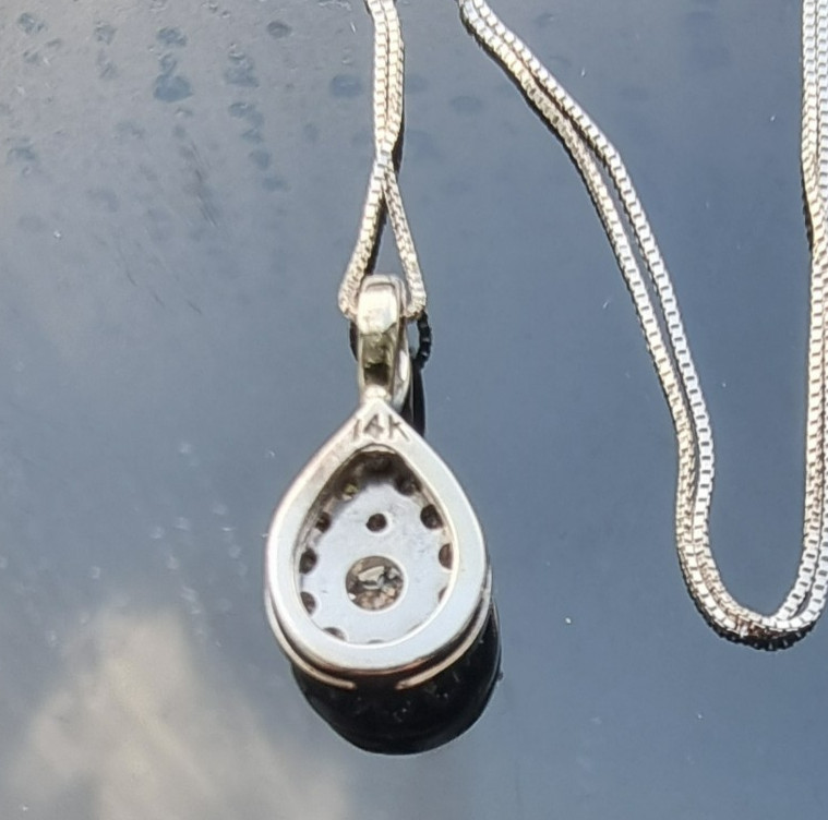 14K WHITE GOLD NATURAL DIAMOND TEARDROP SHAPE PENDANT NECKLACE 2,5 g 19.5 INCH