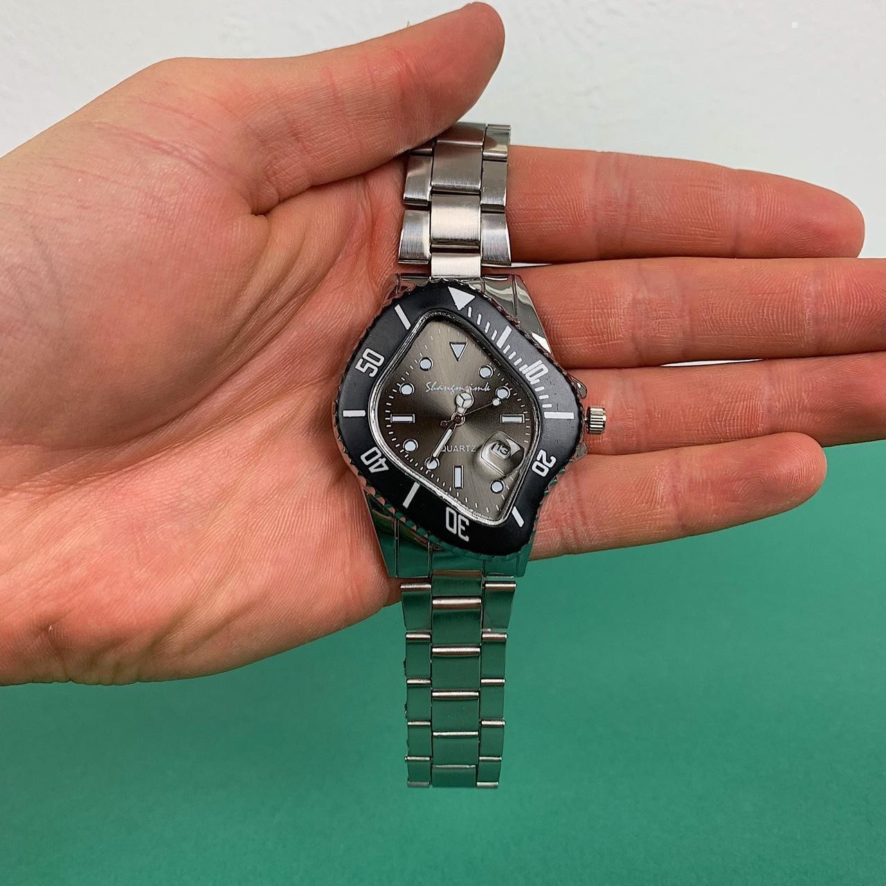 Classy essential minimalist stainless steel futuristic black watch