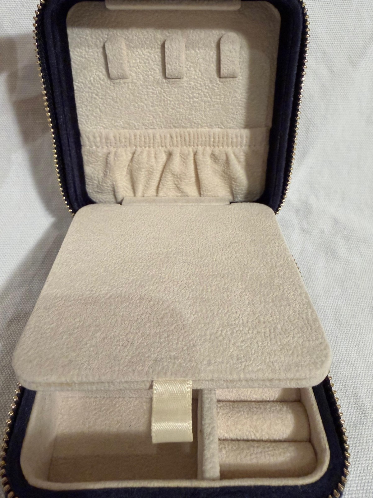 Benevolence LA Travel Jewelry Organizer Velvet Zip Case Ring Storage Blue