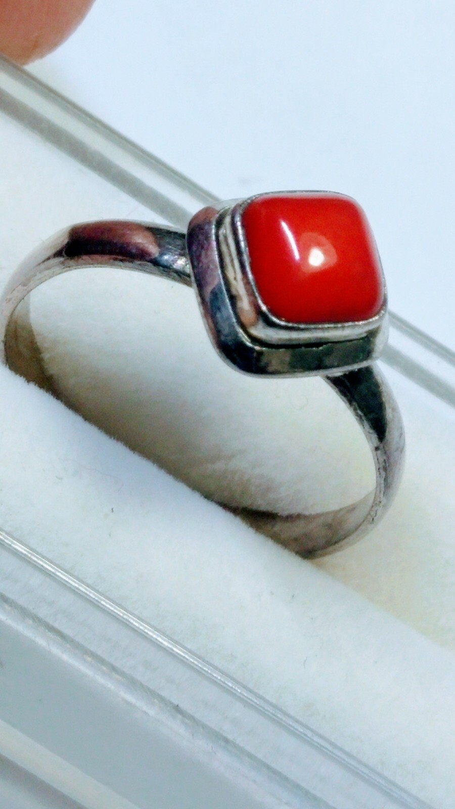 PLEASING NATURAL RED CORAL IN STERLING SILVER .925 RING SIZE BETWEEN 8.75-9.0