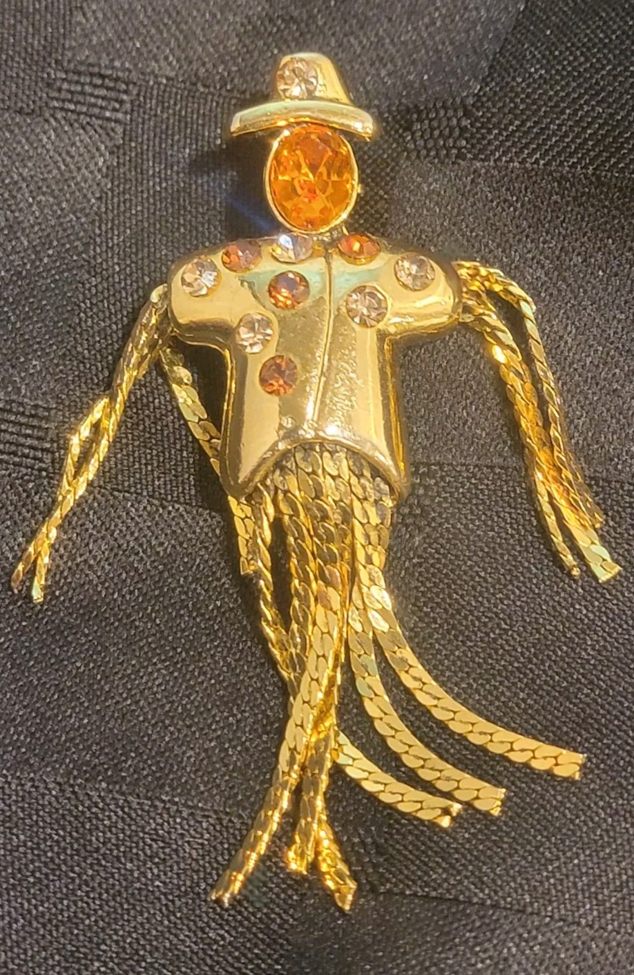 Cookie LEE Scarecrow Brooch Pin Goldtone Rhinstones Chain “Straw”