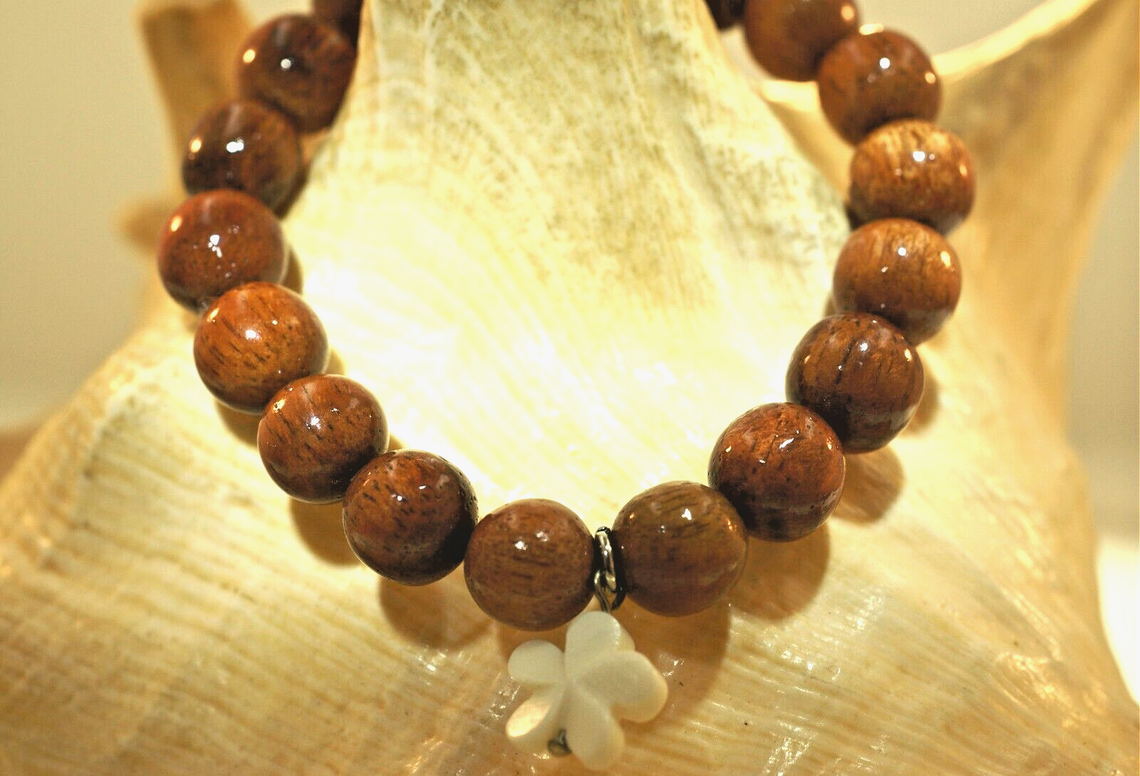 10MM HAWAIIAN KOA WOOD ROUND BALL BEAD & CARABAO BONE PLUMERIA STRETCH BRACELET