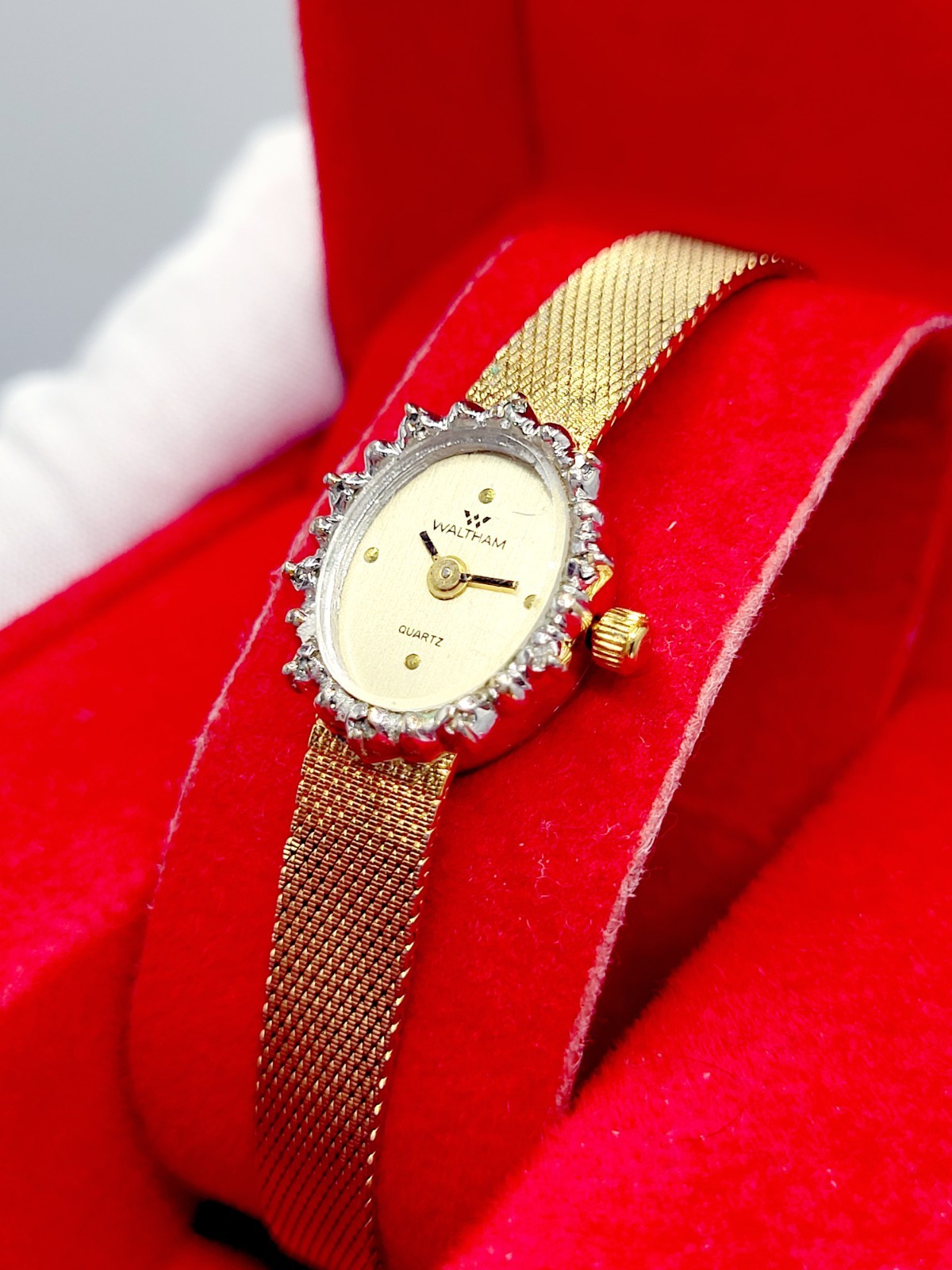 Waltham Ladies Watch Quartz 1990 Vintage Gold Tone Diamond Bezel Mesh Band RUNS