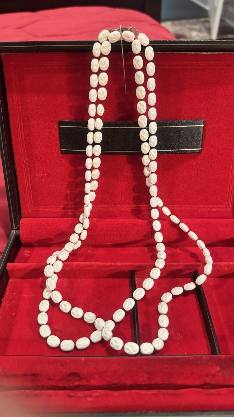 Signed Sarah Cov White Oval Plastic Beaded Strand Necklace Ball/Bead Chain