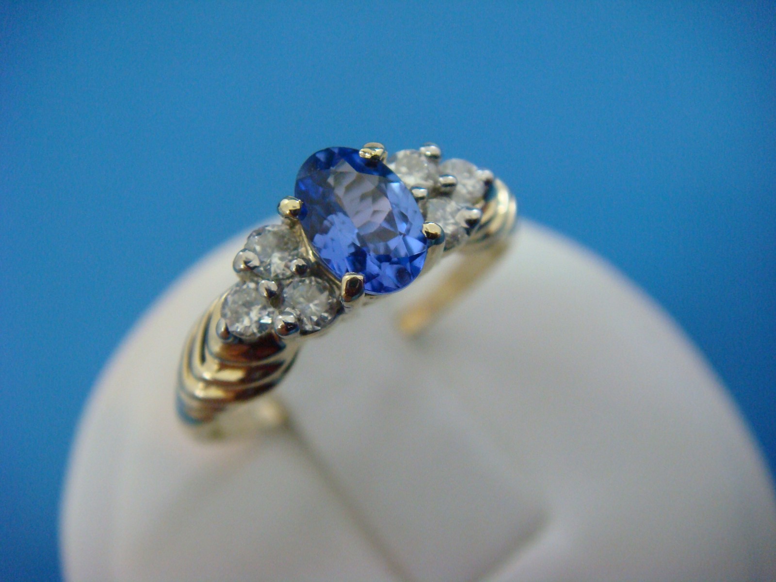 TANZANITE & DIAMONDS LADIES 14K YELLOW GOLD BEAUTIFUL RING, 2.4 GRAMS, SIZE 7