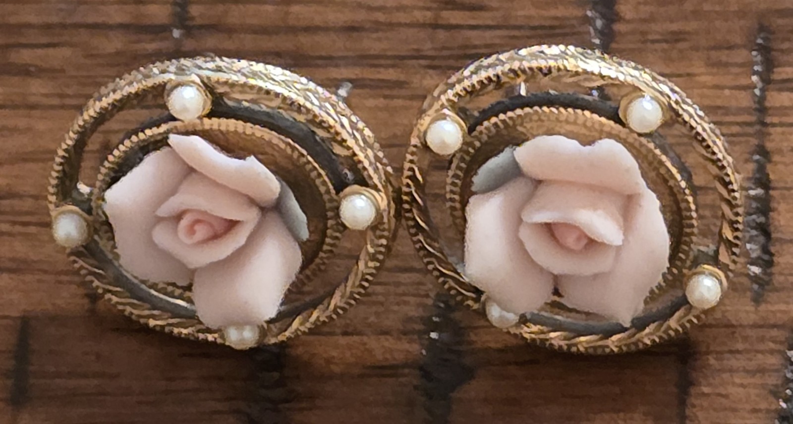 Vintage 1928 Jewelry Co Pink Porcelain Rose Earrings Gold Tone Faux Pearl…