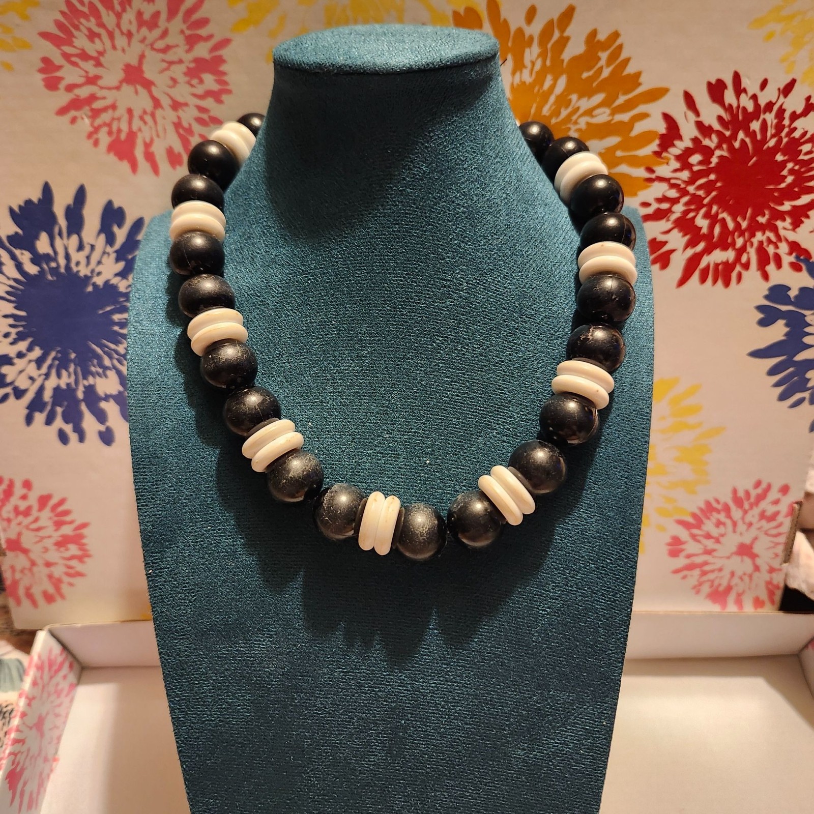 Vintage Chunky Beaded Necklace 16″ 60’s 70’s Black and White