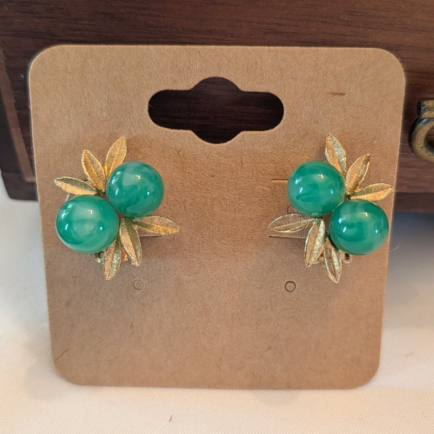 Vintage Trifari Green Round Stone Leaf Clip-On Earrings Gold Tone