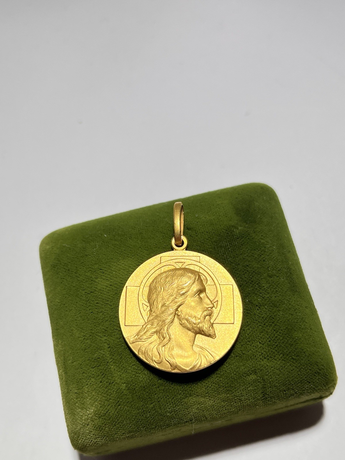 Vintage 14 Kt Gold Circular Religious Jesus Christ Son Of God Pendant 8.8 Grams