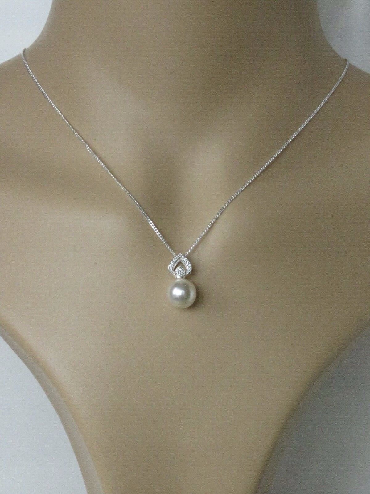sa5. 925 Sterling Silver Necklace Made With a Swarovski White Pearl Pendant