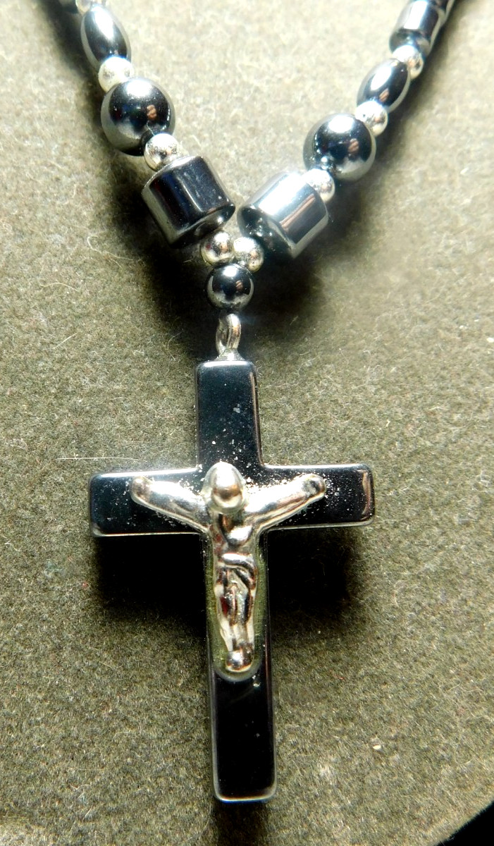 Unbranded~Hematite Metallic Luster Turn-Lock Necklace with Cross Pendant 18″
