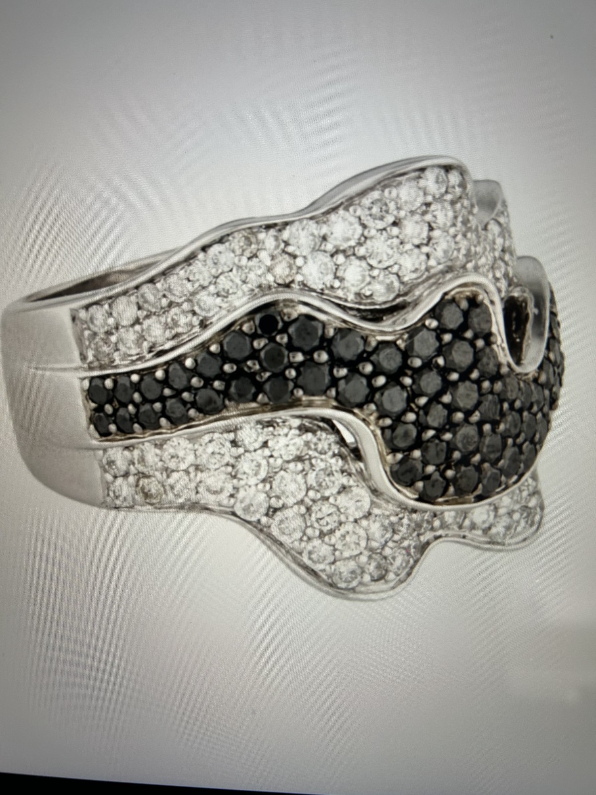 18K BLACK AND WHITE DIAMOND RIBBON RING RHODIUM-PLATED WHITE GOLD 18.7 CTW