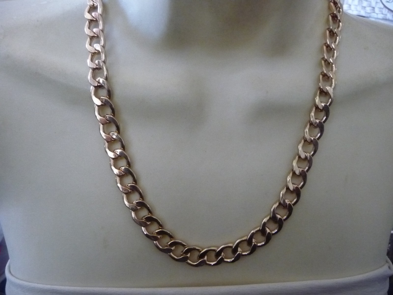 HEAVY GOLD TONE LINK CHAIN 9” L X 1/2” W NECKLACE #23/14