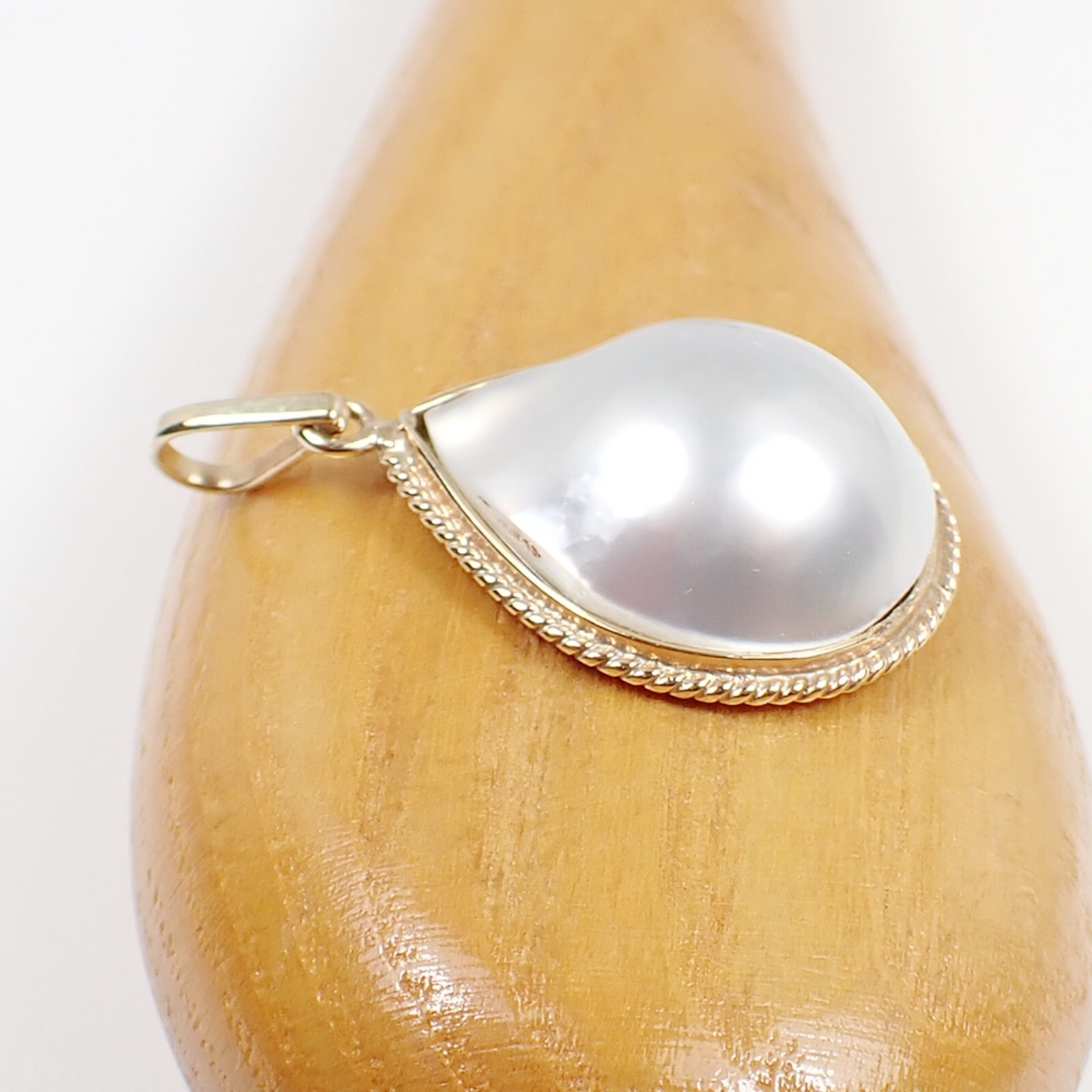 Teardrop 20x16mm Australian Mabe Pearl Bezel Pendant 375 9k Yellow Gold, MPP99
