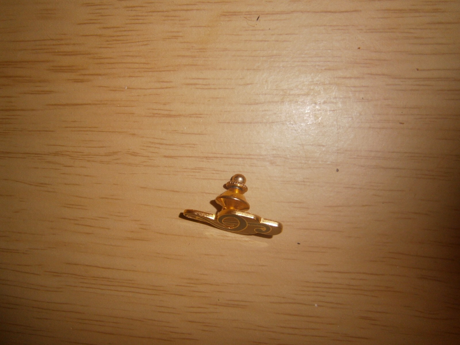 Vintage double clef style ‘Future Primitive U.S.A’ brooch pin. 3cm. (E11b)