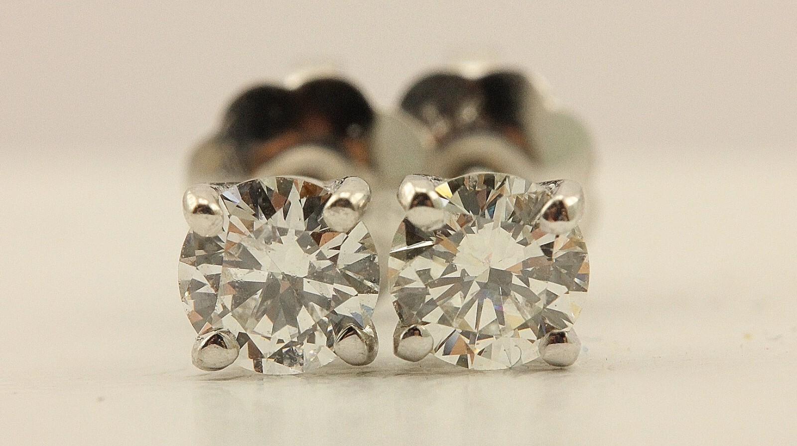 14k white gold diamond stud earrings 0.33tw SI2-I1 GH color screwback 0.60 grams