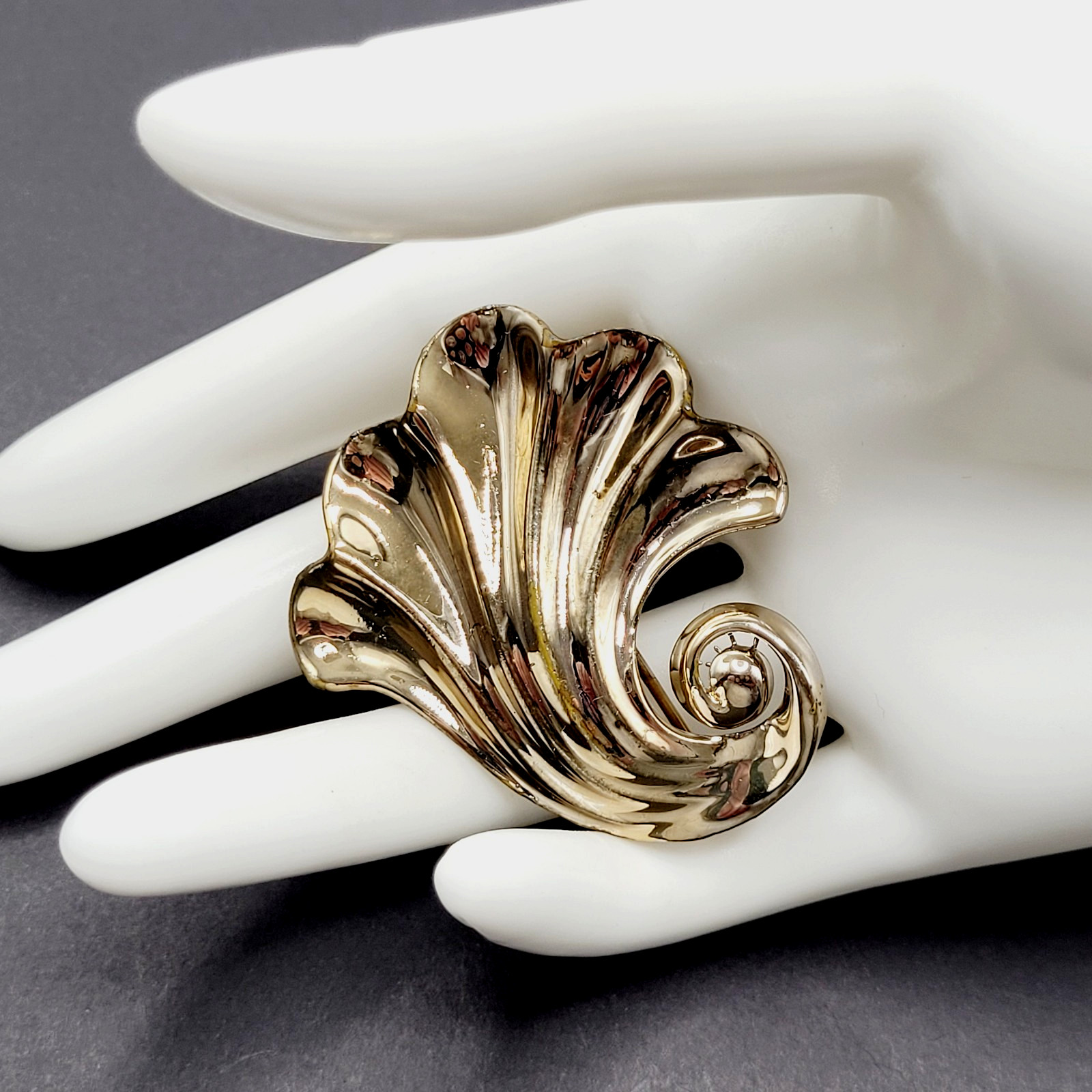 Nouveau Style Nautical Shell Swirl Wave Gold Tone Pin Retro 1940s Style Brooch