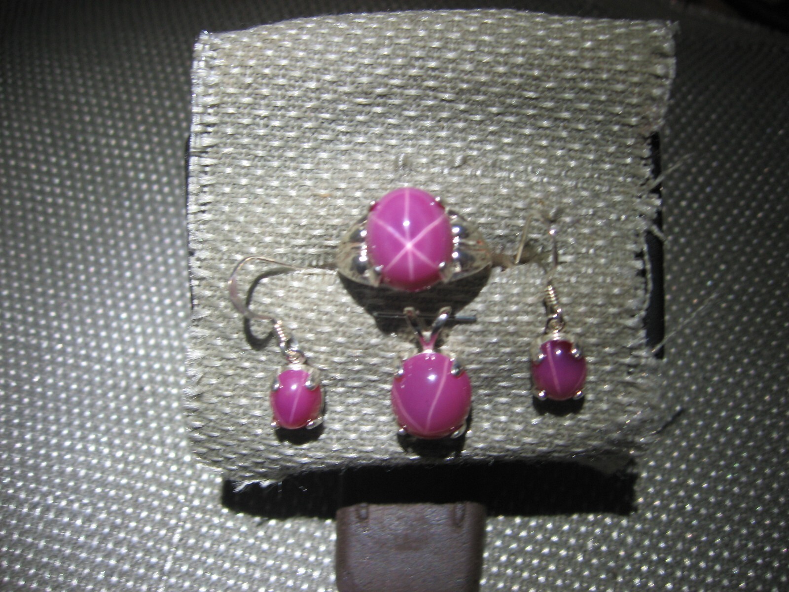 BIG RED LINDE STAR SAPPHIRE JEWELRY SET; RING, PENDANT, EARRINGS, SIZE 7