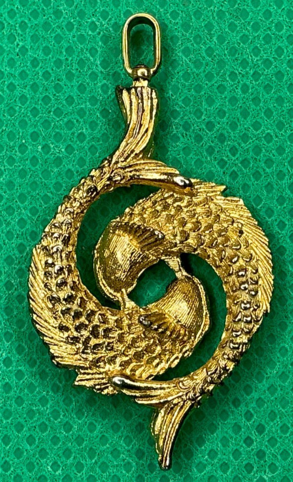 Vintage Gold Tone Double Koi Fish Pendant Pisces Zodiac Charm Textured 5.36g