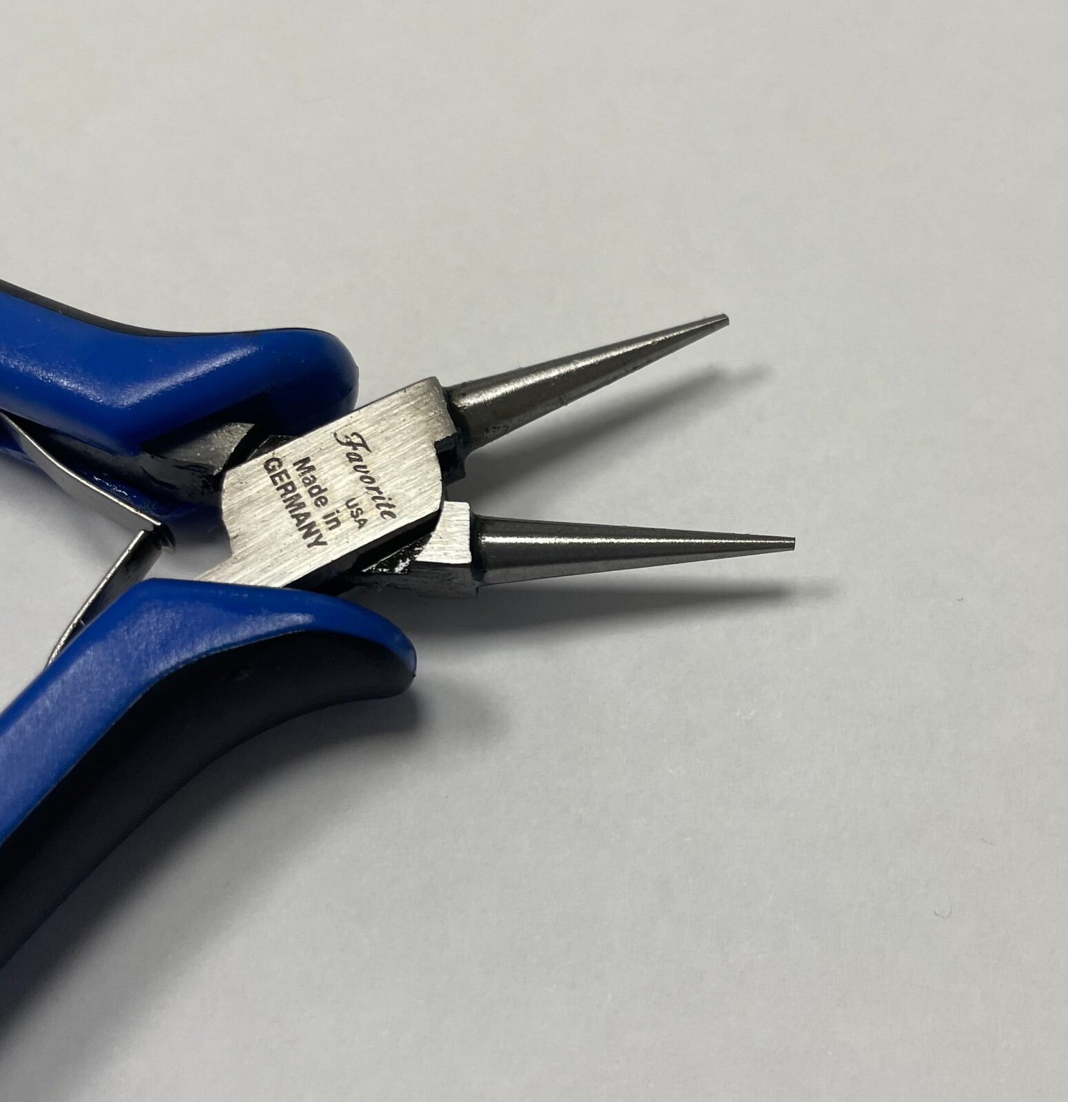 FavoriteUSA ERGONOMIC ROUND NOSE PLIER SMOOTH JAWS 4-1/2″ BOX JOINT COMFORT GRIP
