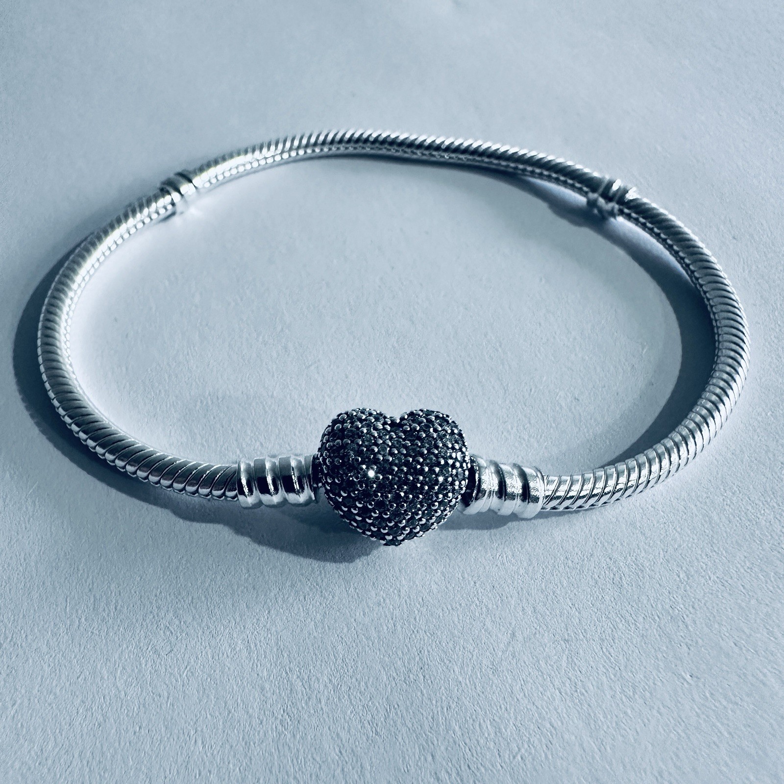 Authentic PANDORA Bracelet Moments Sparkling PAVE HEART & Snake Chain 590727CZ