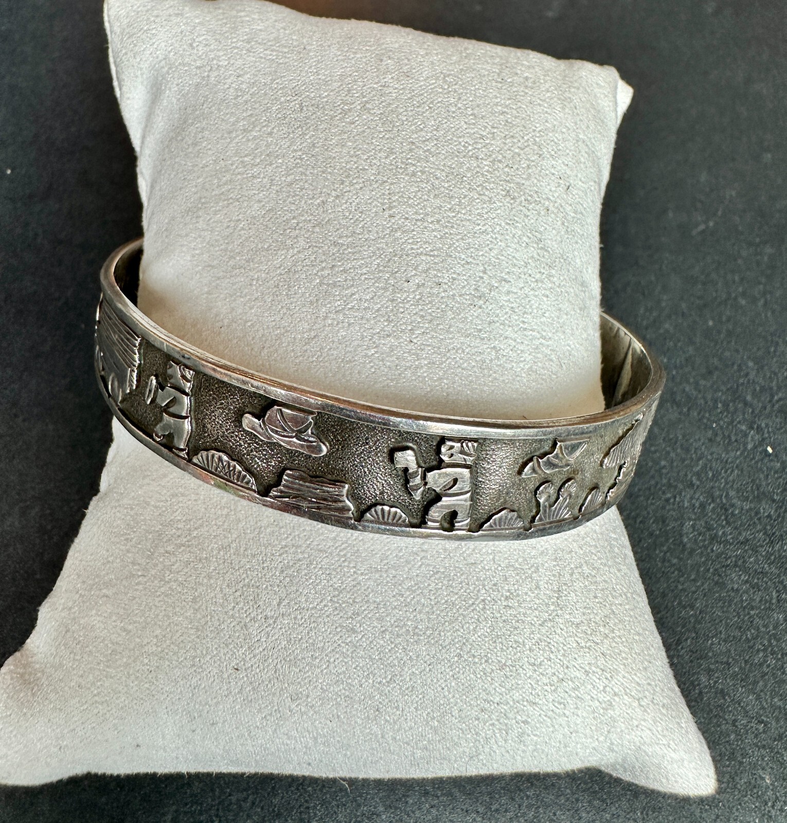 RARE Navajo FLOYD BECENTI Sterling Silver Traditional Storyteller Bangle Vintage