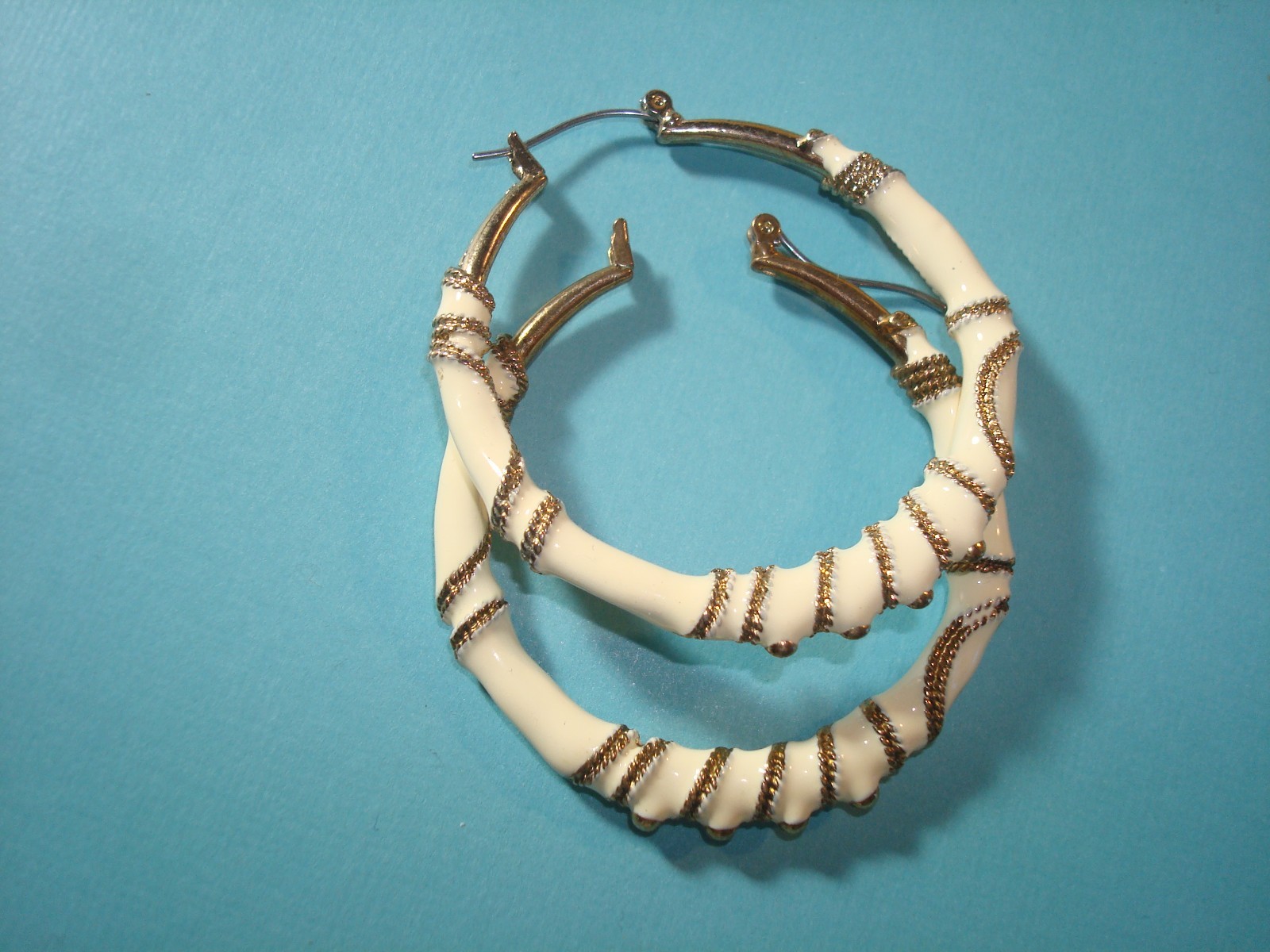 VINTAGE, SET NECKLACE & POST HOOP LARGE EARRINGS CREAM/BEIGE GOLD ACCENT PERFECT