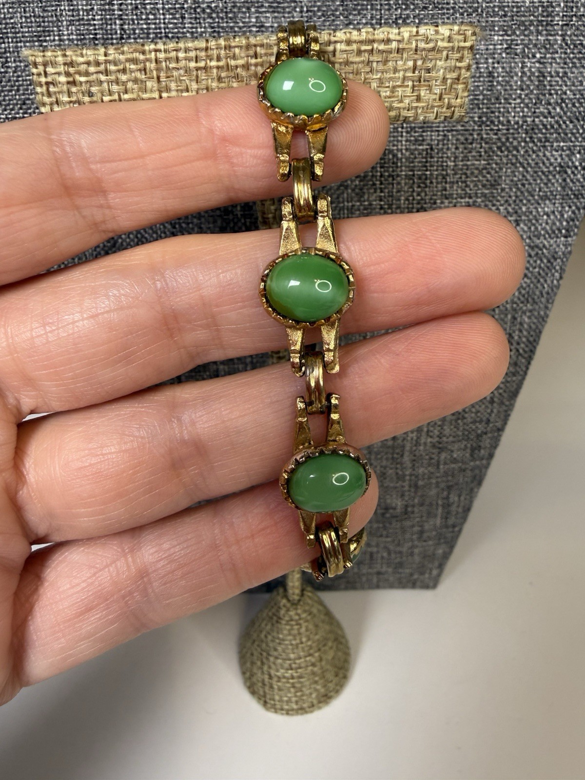 Green oval glass cabochons bezel set & gold tone link bracelet 6.5”