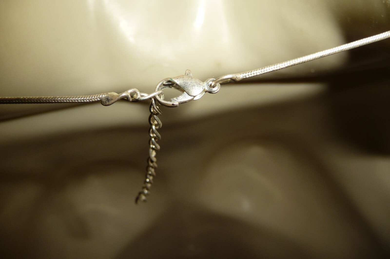 #1219A NECKLACE 10″L FINE SILVER TONE CHAIN DELICATE WHITE FLOWER W RHINESTONES