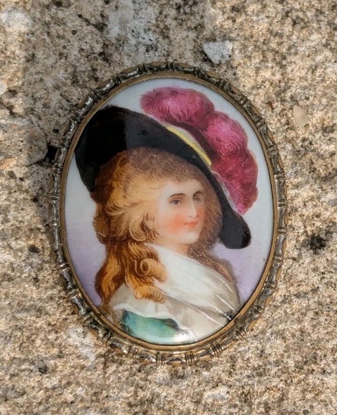 VTG Brooch w/ Victorian Lady in Hat 1.5″ 9.1 grams
