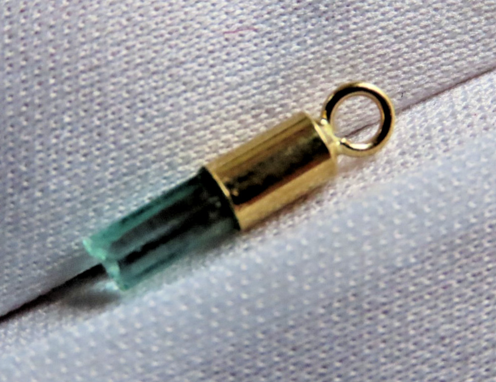 Natural rough emerald pendant, hexagonal prism – 18K gold HIGH QUALITY