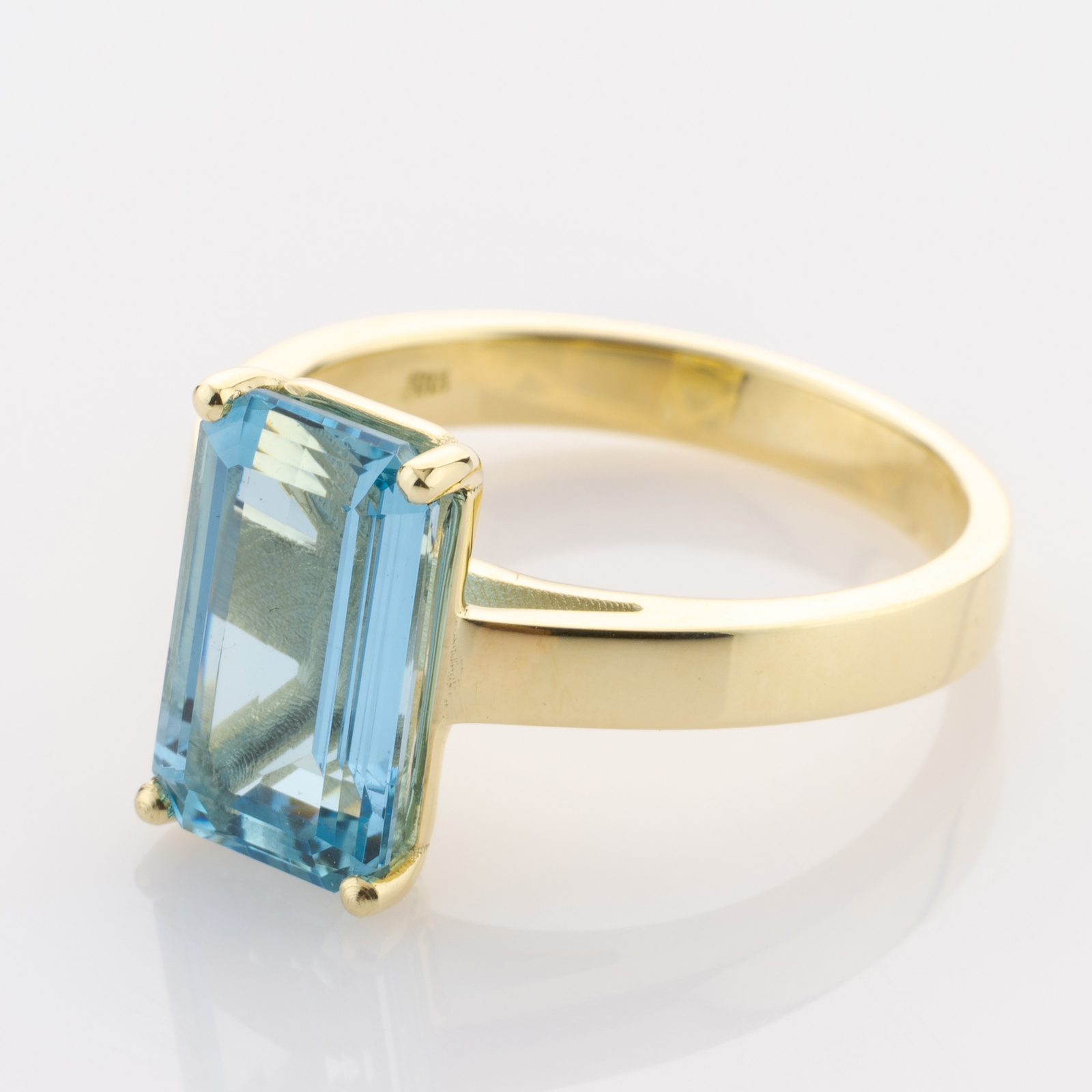 14k gold ring with an aquamarine