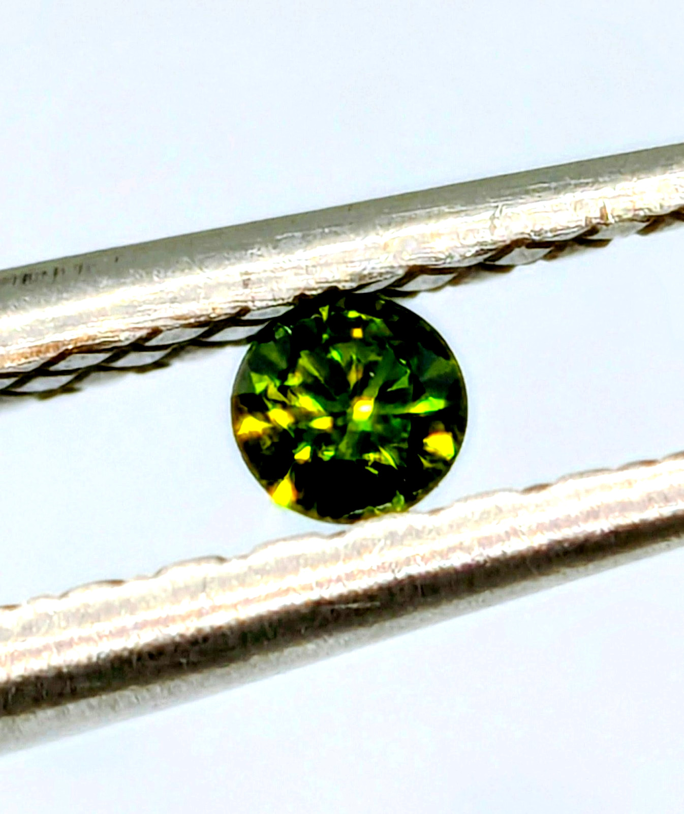 Natural Deep Green Diamond Round Brilliant VS2-SI1 Africa 1mm to 4mm