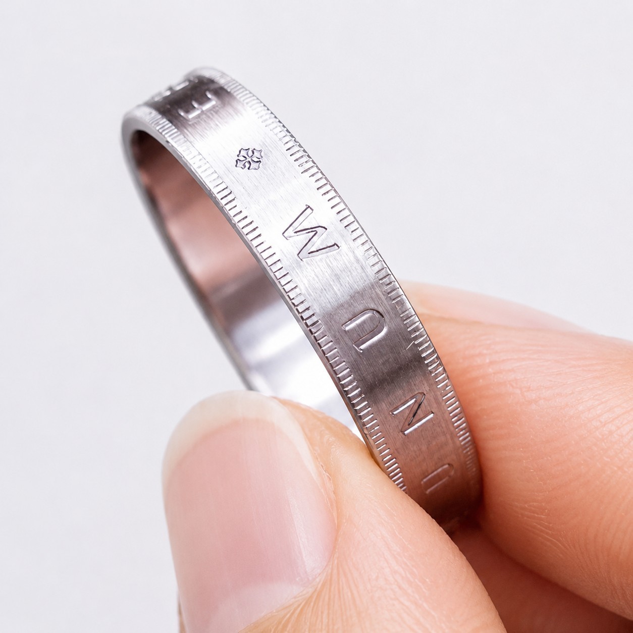 MONKEY 47 Gin Bottle RING STAINLESS STEEL with Inscription – ‘EX PLURUBUS UMUN’
