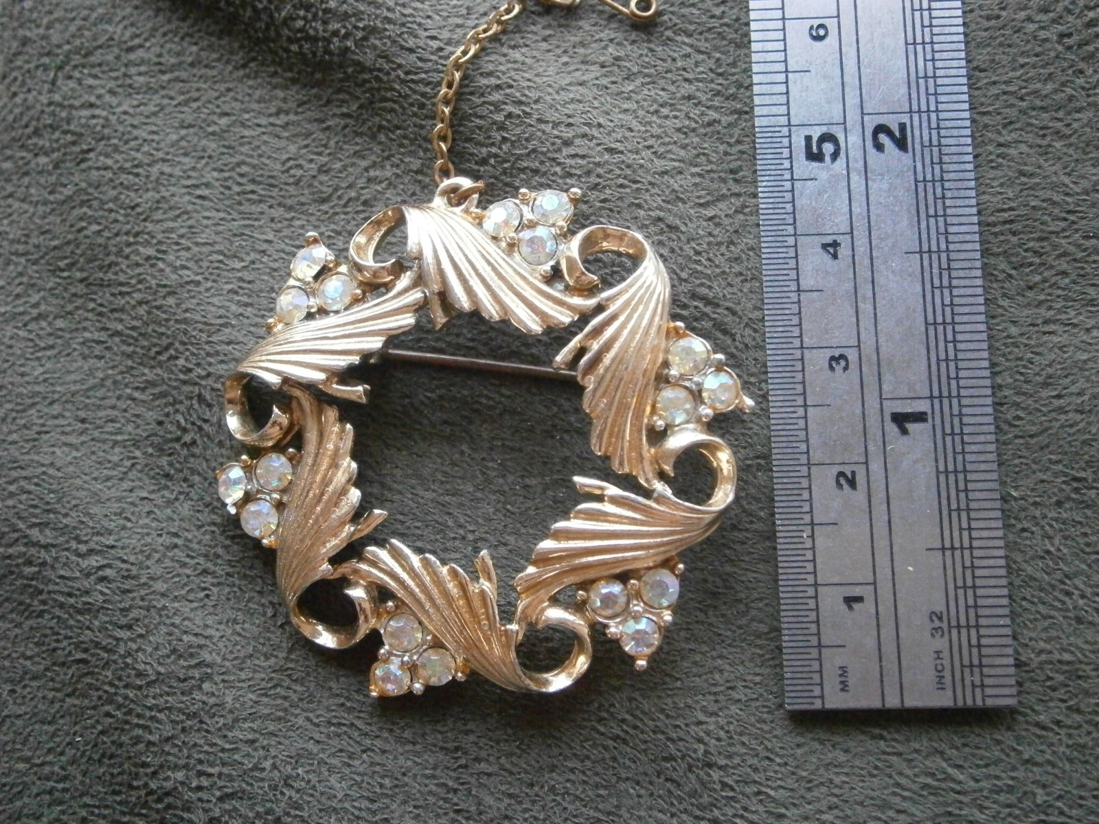 AB Rhinestone Leaf Wreath with Safety Chain Vintage Goldtone Brooch 13.0g