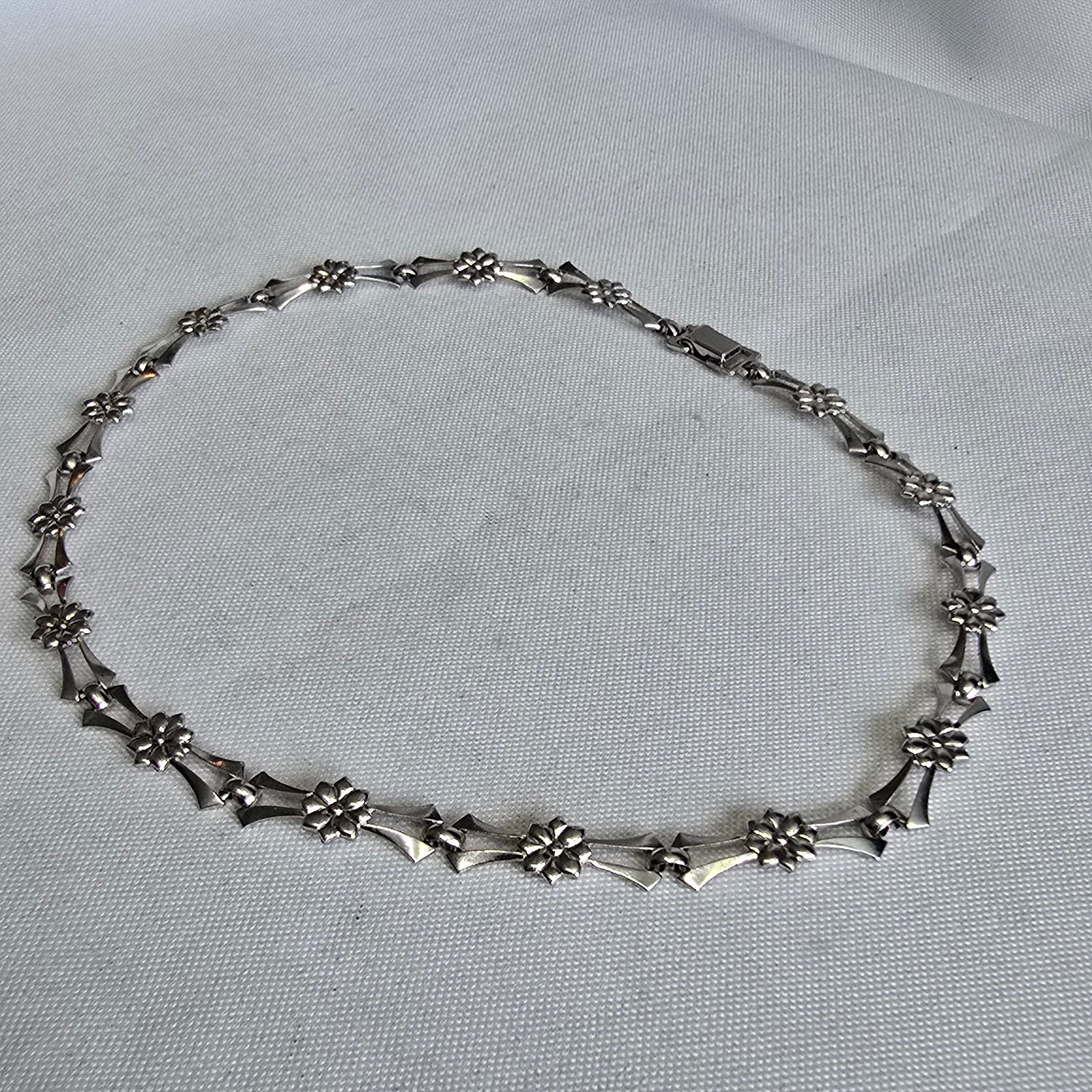Sterling Silver Floral Necklace 14.53g Fine Jewelry 15″ Chain Flower Choker