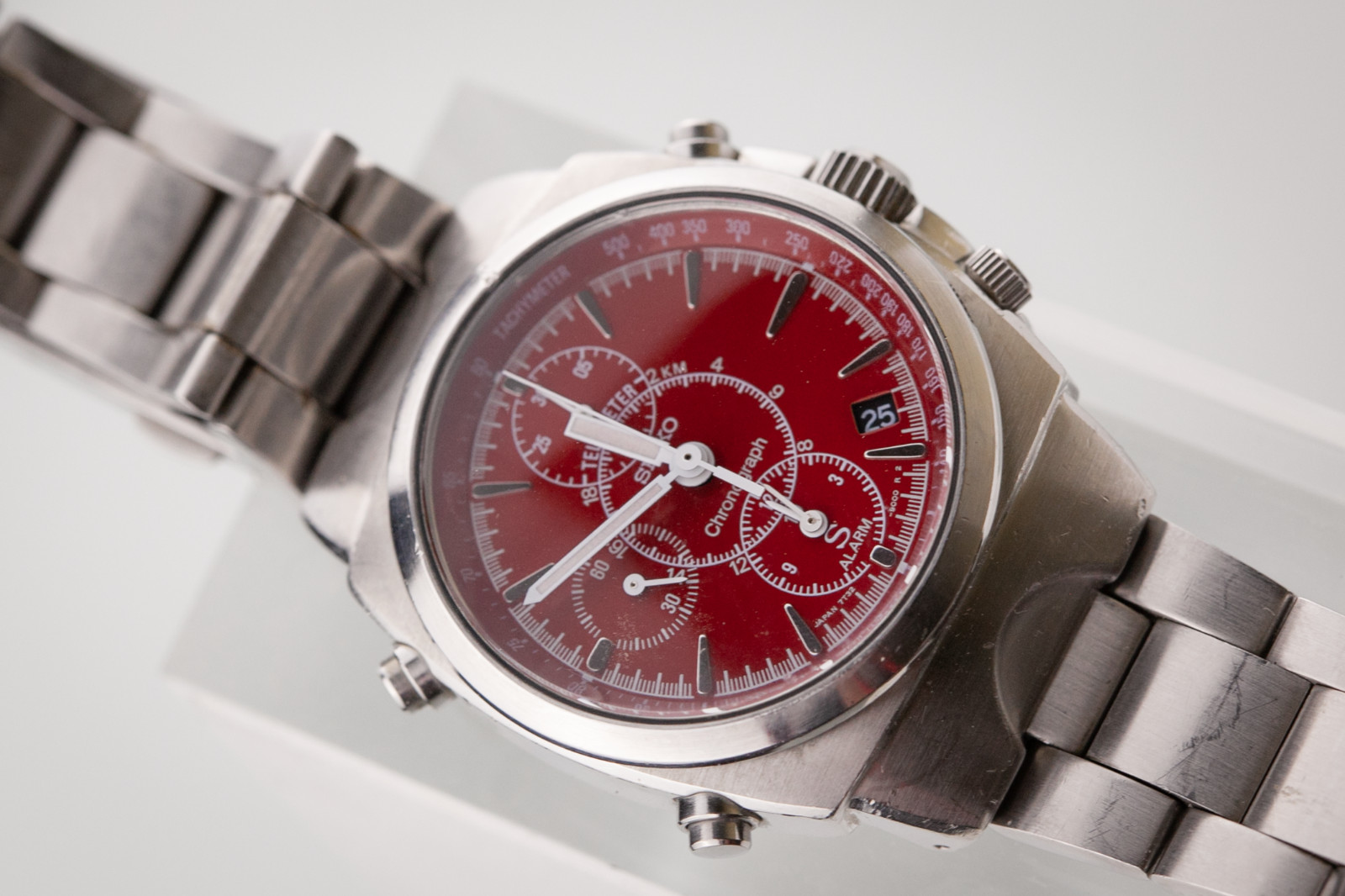 SEIKO SUS 7T32-9000 Chronograph – Desirable Red Dial