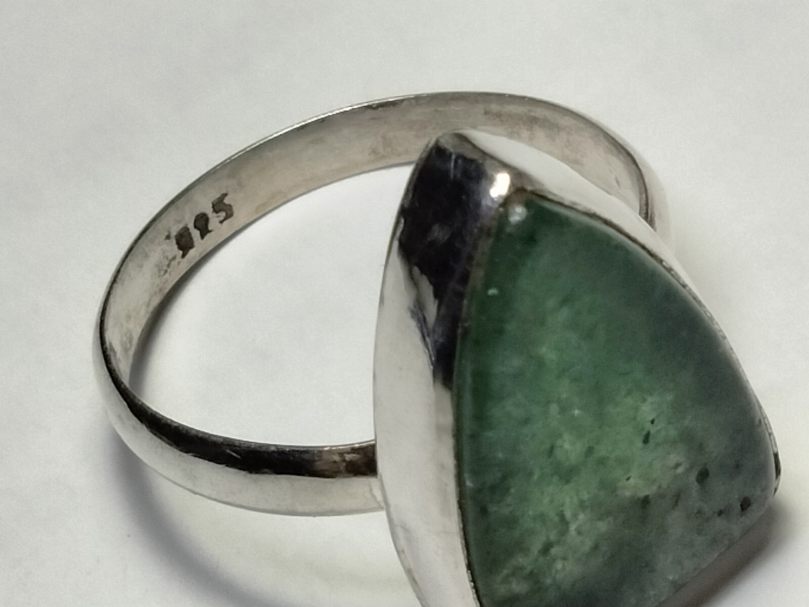 ATTRACTIVE NATURAL GREEN ONYX IN STERLING SILVER 925 RING SIZE 8.75-9.0
