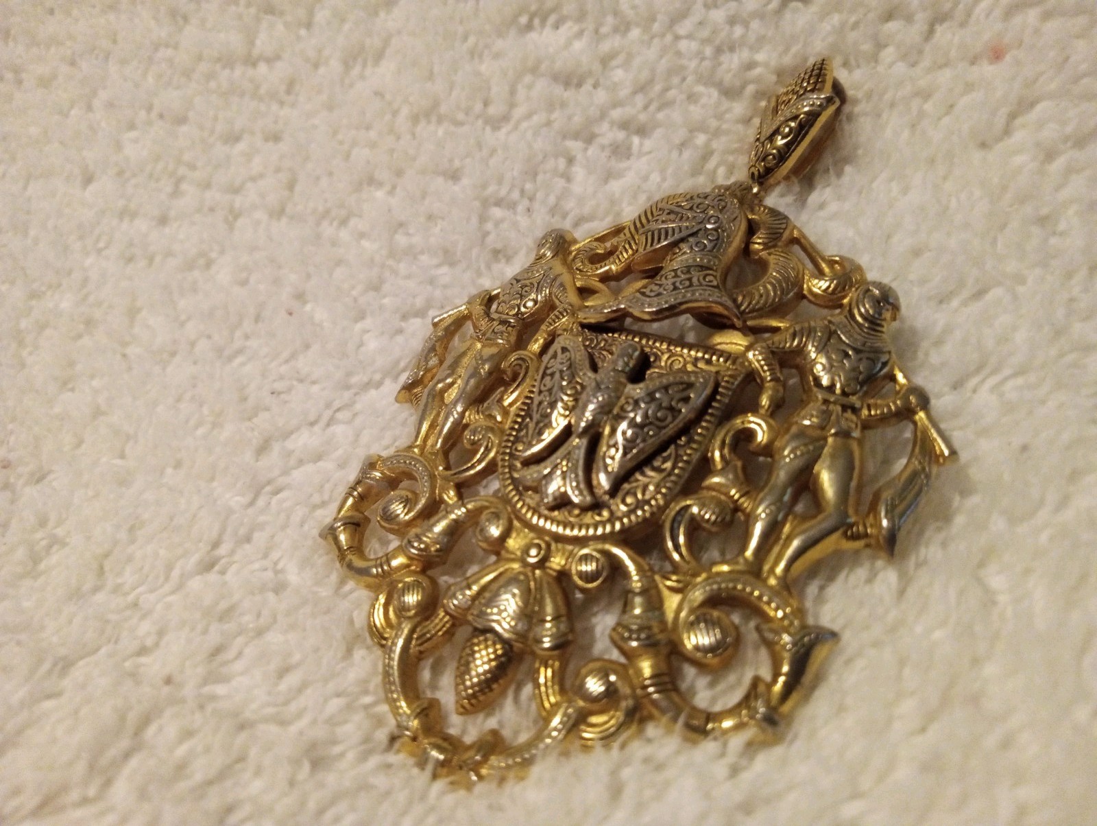 Vintage Gold Tone Coat Of Arms Brooch/ Pendant 3 In Unique!