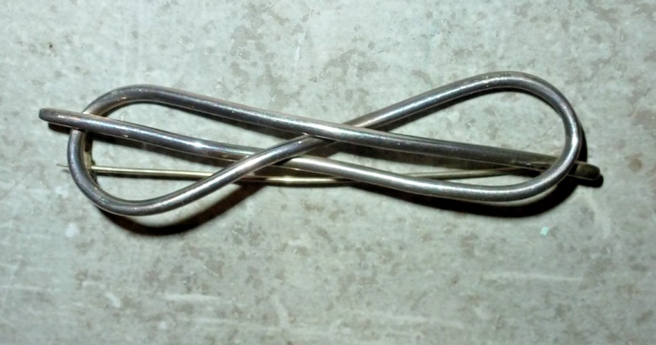 SILVER TONE WIRE RIBBON ALLOY METAL BROOCH 3″ WIDE **