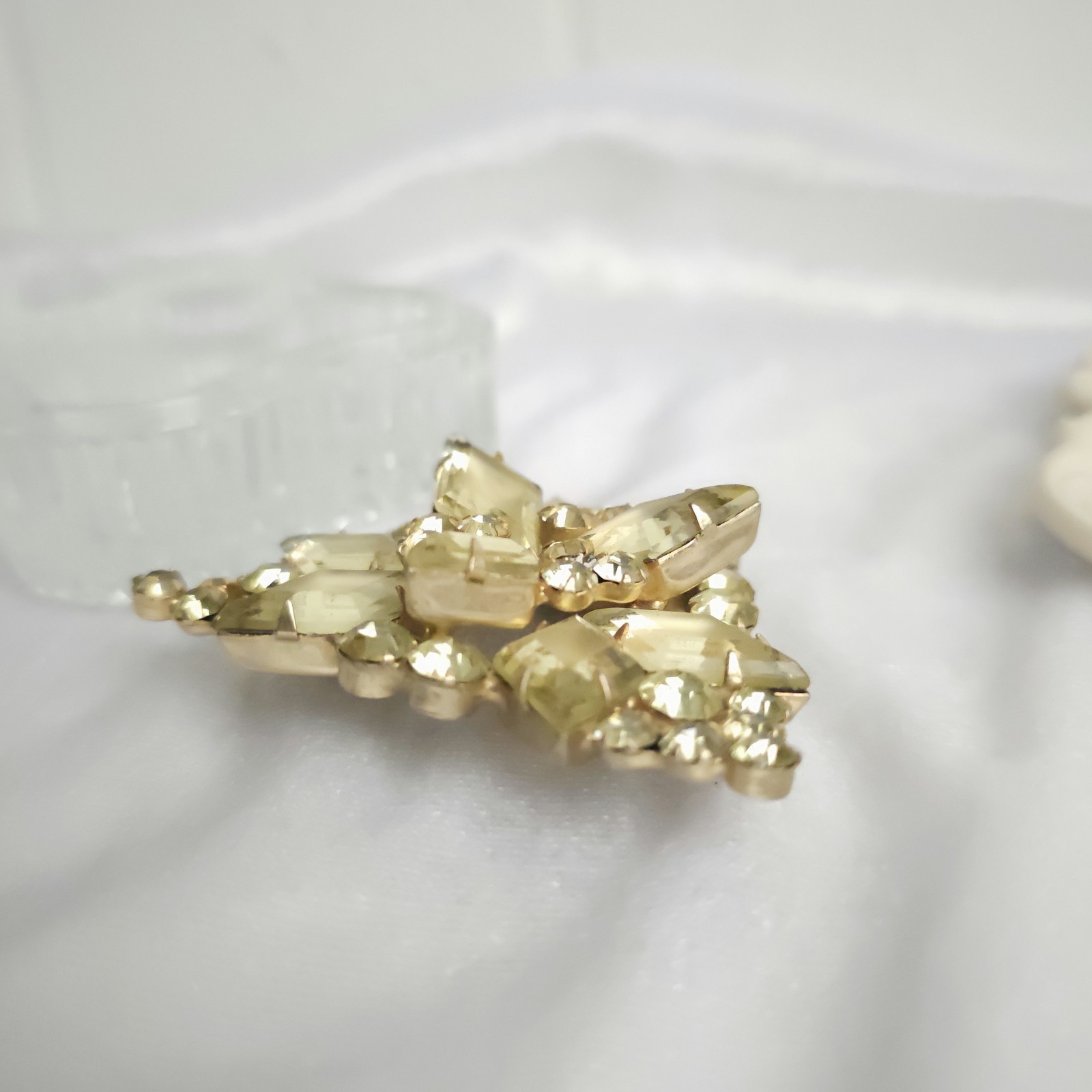 Vtg JULIANA D&E Yellow Jonquil Frosted Kite Rhinestone Set Link Bracelet Brooch